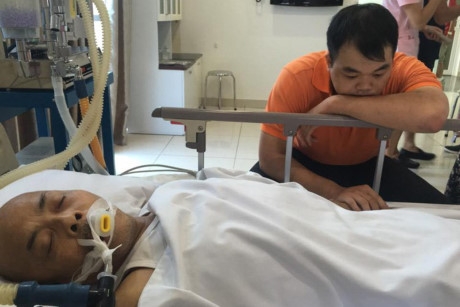 Con trai nam nghệ sỹ bần thần nắm tay cha trong những giờ ph&uacute;t cuối đời.