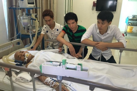 C&aacute;c anh em trong giới nghệ sĩ lu&ocirc;n t&uacute;c trực b&ecirc;n giường bệnh của &ocirc;ng.