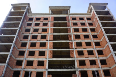 Dự &aacute;n gồm hai khu nh&agrave; 5 tầng l&agrave;m ph&ograve;ng học, một d&atilde;y nh&agrave; hiệu bộ 9 tầng. C&ocirc;ng tr&igrave;nh n&agrave;y bắt đầu khởi c&ocirc;ng v&agrave;o năm 2011 v&agrave; dự kiến ho&agrave;n th&agrave;nh sau 5 năm. Tuy nhi&ecirc;n cho đến nay, dự &aacute;n mới chỉ ho&agrave;n th&agrave;nh được một số hạng mục như phần th&ocirc; của nh&agrave; điều h&agrave;nh 9 tầng, tường bao, m&oacute;ng 2 d&atilde;y ph&ograve;ng học v&agrave; một số hạng mục phụ trợ.