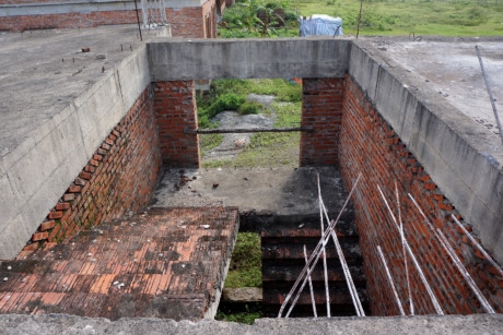 Người d&acirc;n sống tại khu vực cạnh dự &aacute;n cho hay, trong hai năm đầu thi c&ocirc;ng, c&ocirc;ng tr&igrave;nh được triển khai rầm rộ, c&ocirc;ng nh&acirc;n l&agrave;m việc cả ng&agrave;y lẫn đ&ecirc;m. Tuy nhi&ecirc;n, thời gian sau kh&ocirc;ng hiểu v&igrave; l&yacute; do g&igrave; c&ocirc;ng tr&igrave;nh triển khai chậm v&agrave; cho đến nay đ&atilde; bỏ hoang.