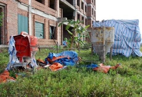 Theo đơn vị thi c&ocirc;ng, từ năm 2013 đến nay, dự &aacute;n chậm tiến độ do thiếu vốn. Mỗi năm UBND Ninh B&igrave;nh chỉ cấp khoảng 10 tỷ đồng. Cứ c&oacute; vốn, nh&agrave; thầu x&acirc;y dựng, hết vốn lại dừng. Tổng số vốn đ&atilde; giải ng&acirc;n khoảng 170 tỷ đồng.