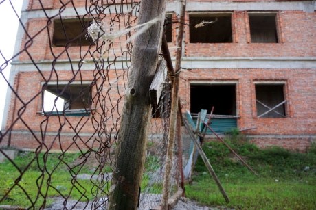 Để bảo vệ khu t&ograve;a nh&agrave; n&agrave;y, đơn vị thi c&ocirc;ng d&ugrave;ng h&agrave;ng r&agrave;o lưới th&eacute;p, nhiều tấm t&ocirc;n chắn bao quanh.