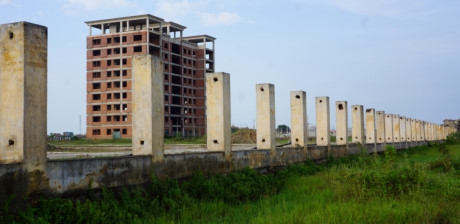 Bao quanh to&agrave;n bộ dự &aacute;n l&agrave; tường r&agrave;o được x&acirc;y cao hơn 1 m. Hạng mục n&agrave;y cũng đang x&acirc;y dang dở th&igrave; dừng lại, chưa c&oacute; th&eacute;p chắn.