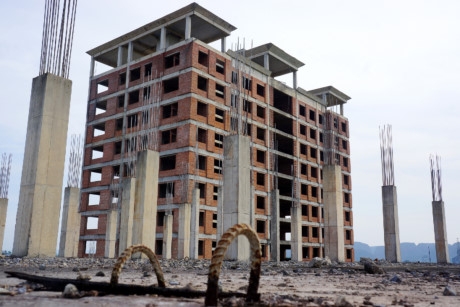 &Ocirc;ng L&ecirc; Xu&acirc;n Giang, Hiệu trưởng Đại học Hoa Lư cho hay, v&agrave;i năm gần đ&acirc;y số lượng sinh vi&ecirc;n theo học giảm mạnh, mỗi năm trường chỉ tuyển được 300-500 chỉ ti&ecirc;u. Số sinh vi&ecirc;n &iacute;t n&ecirc;n ng&ocirc;i trường hiện tại (Trường Đại học Hoa Lư cũ c&aacute;ch dự &aacute;n mới 300 m) vẫn đảm bảo c&ocirc;ng t&aacute;c giảng dạy.