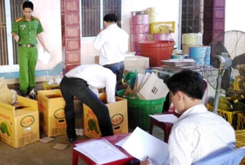 Cơ quan chức năng bắt quả tang cơ sở thu mua sầu ri&ecirc;ng ng&acirc;m h&oacute;a chất. Ảnh: Đ&igrave;nh Thi