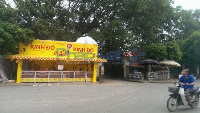 Lều, l&aacute;n Kinh Đ&ocirc; lấn chiếm to&agrave;n bộ vỉa h&egrave;.