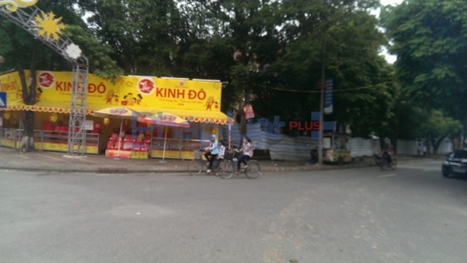 Rất nhiều quầy c&oacute; biển bảng mang thương hiệu Kinh Đ&ocirc;.