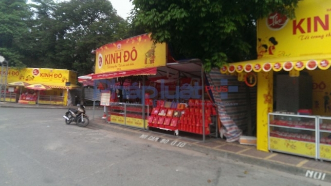 Kh&aacute;ch mua h&agrave;ng phải dừng xe dưới l&ograve;ng đường.