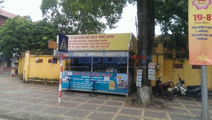 Lấn chiếm vỉa h&egrave; cho người đi bộ.