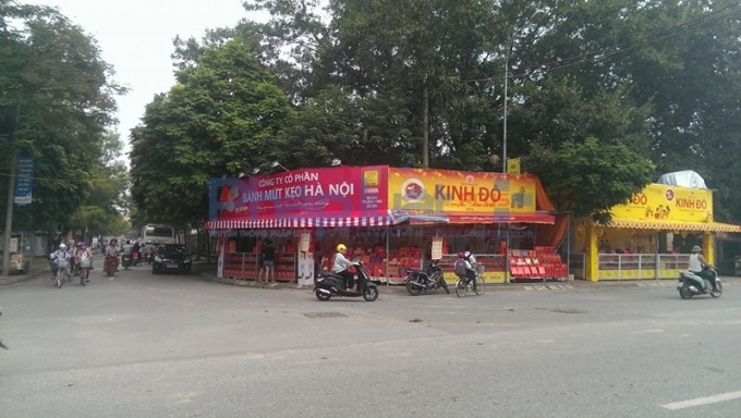 Ngay tại ng&atilde; ba đường người d&acirc;n mất vỉa h&egrave; đi bộ.