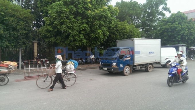 &Ocirc; t&ocirc; mặc nhi&ecirc;n đỗ dưới l&ograve;ng đường.