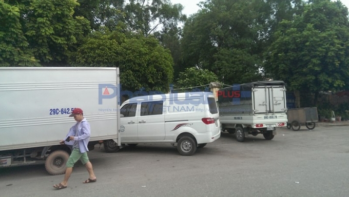 Thậm ch&iacute; c&oacute; b&atilde;i tr&ocirc;ng giữ xe mọc dưới l&ograve;ng đường.