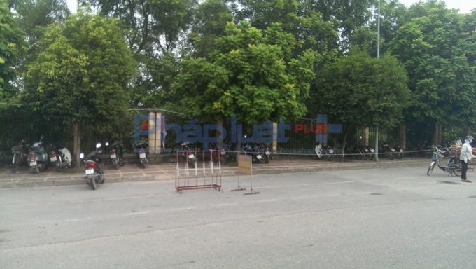 Ngang nhi&ecirc;n lấn chiếm vỉa h&egrave; v&agrave; l&ograve;ng đường.