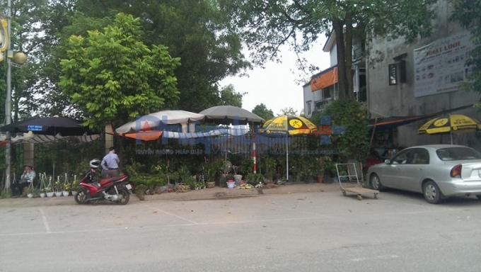 Kh&ocirc;ng c&ograve;n chỗ cho người đi bộ.