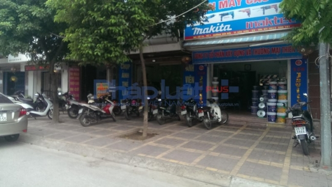 Vỉa h&egrave; cũng bị chiếm dụng cho c&aacute;c qu&aacute;n b&aacute;n h&agrave;ng.