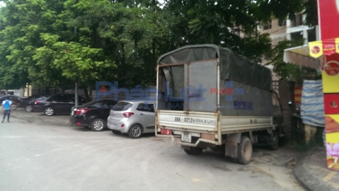 B&atilde;i tr&ocirc;ng giữ xe dưới l&ograve;ng đường.