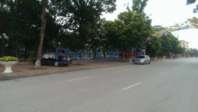 Xe đỗ tr&ecirc;n vỉa h&egrave;.