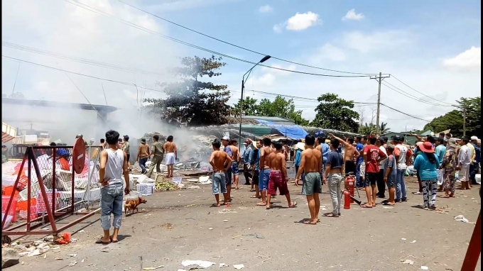 Ch&aacute;y ki ốt trong chợ n&ocirc;ng sản Thủ Đức, tiểu thương th&aacute;o chạy khỏi biển lửa