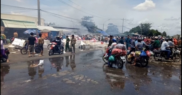 Cháy ki ốt trong chợ nông sản Thủ Đức, tiểu thương tháo chạy khỏi biển lửa