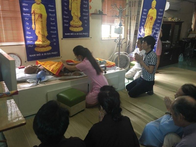 5 ph&uacute;t trước khi NSƯT H&aacute;n Văn T&igrave;nh tr&uacute;t hơi thở cuối c&ugrave;ng tại nh&agrave; ri&ecirc;ng.