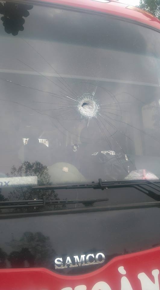 Vết nứt vỡ k&iacute;nh do 2 đối tượng