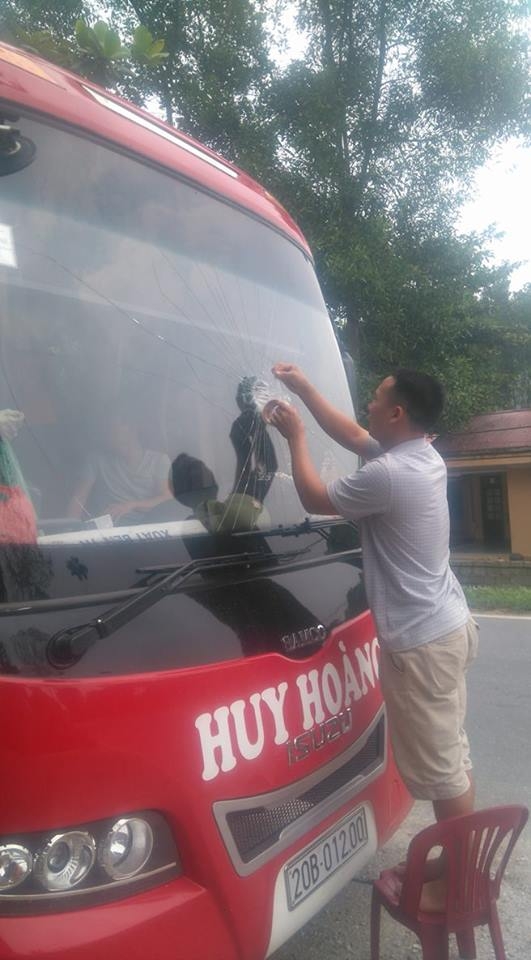 Sau khi bị đối tượng lạ n&eacute;m vỡ k&iacute;nh, t&agrave;i xế phải d&aacute;n băng d&iacute;nh để k&iacute;nh trước kh&ocirc;ng rụng.