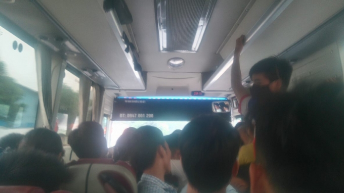 Vụ việc khiến h&agrave;ng chục h&agrave;nh kh&aacute;ch tr&ecirc;n xe hoảng loạn.