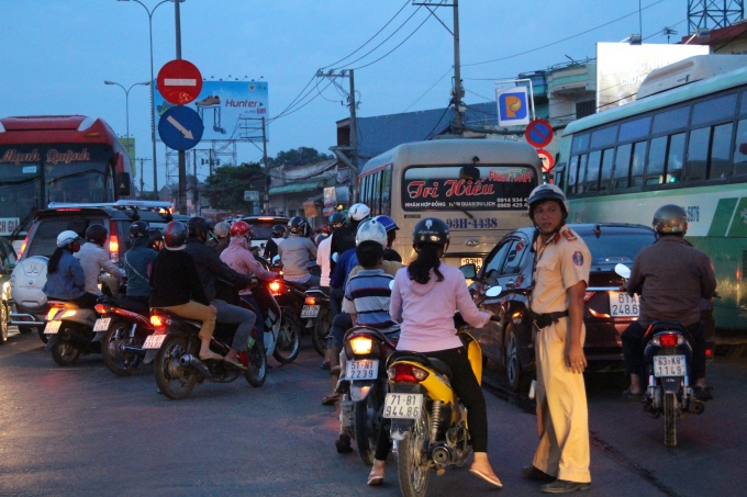 Cảnh s&aacute;t giao th&ocirc;ng mướt mồ h&ocirc;i để điều tiết giao th&ocirc;ng tại giao lộ quốc lộ 1 - Nguyễn Hữu Tr&iacute; (huyện B&igrave;nh Ch&aacute;nh). Theo chiến sĩ CSGT n&agrave;y th&igrave; đường Nguyễn Hữu Tr&iacute; giống như một con đường tr&aacute;nh để đi lại c&aacute;c tỉnh miền T&acirc;y. Nếu ai r&agrave;nh đường sẽ đi đường n&agrave;y nhanh hơn. Theo ghi nhận, trong chiều 4/9 d&ograve;ng người đi từ miền T&acirc;y l&ecirc;n TP HCM bằng đường Nguyễn Hữu Tr&iacute; rất đ&ocirc;ng.