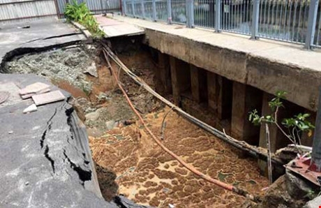 Nguy&ecirc;n nh&acirc;n xảy ra hố tử thần khủng ven Nhi&ecirc;u Lộc - Thị Ngh&egrave; l&agrave; do nh&agrave; thầu Trung Quốc. Ảnh: N.T&Acirc;N