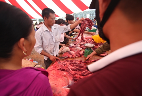 Ngay ngo&agrave;i cổng s&acirc;n vận động, nhiều b&agrave;n b&aacute;n thịt tr&acirc;u được b&agrave;y b&aacute;n.