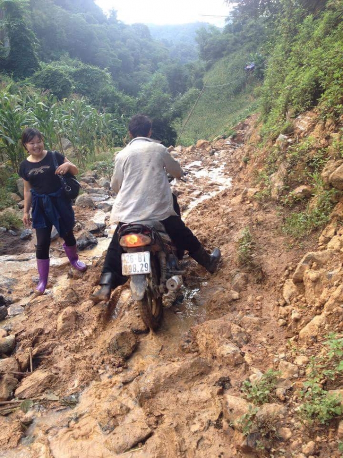 gian nan vất vả l&agrave; vậy nhưng nữ gi&aacute;o vi&ecirc;n vẫn nở nụ cười lạc quan.