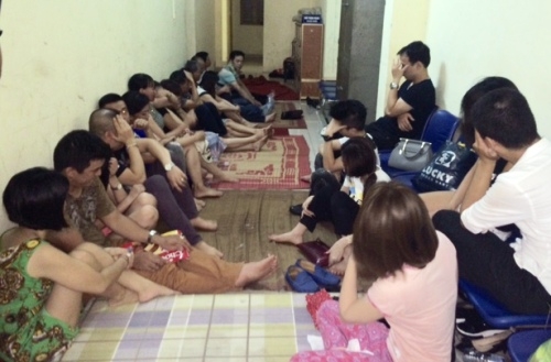 54&nbsp;d&acirc;n chơi tại ADM&nbsp;dương t&iacute;nh với ma t&uacute;y được c&ocirc;ng an đưa về trụ sở PC45. Ảnh:&nbsp;C&ocirc;ng an cung cấp.