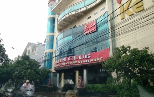 Công an đột kích 2 quán karaoke, bắt hàng chục dân chơi phê ma tuý