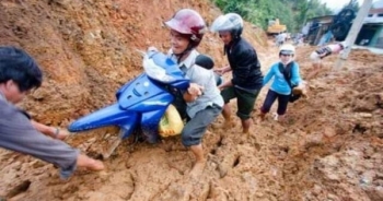 Cảm động hành trình lội bùn, trèo đèo, vượt suối đón khai giảng của giáo viên vùng cao