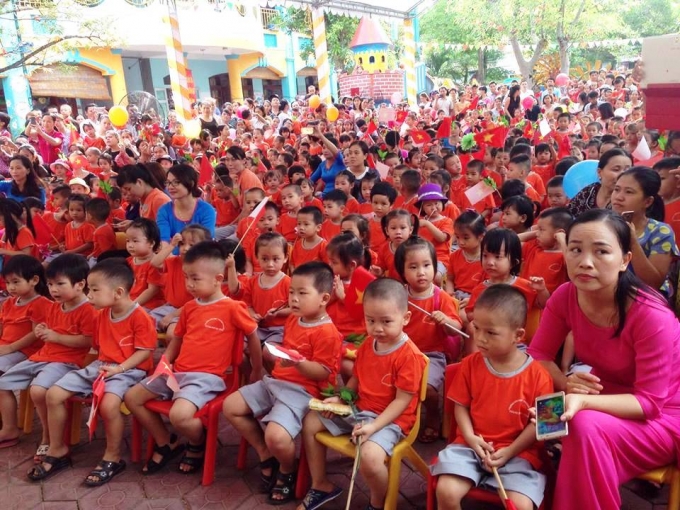 Gần 1000 c&aacute;c em nhỏ trường Mầm non 1 (TP H&agrave; Tĩnh) đ&oacute;n ch&agrave;o năm học mới.