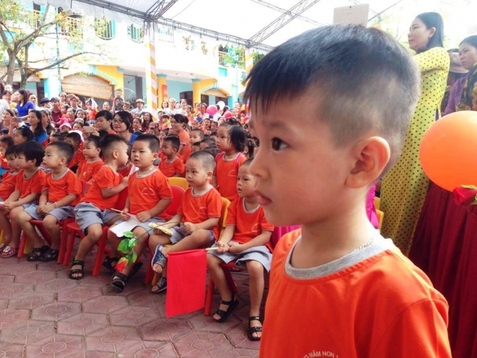 Nhiều ch&aacute;u c&ograve;n bỡ ngỡ trong ng&agrave;y đầu đến trường, kh&ocirc;ng khỏi hồi hộp v&agrave; lo lắng.