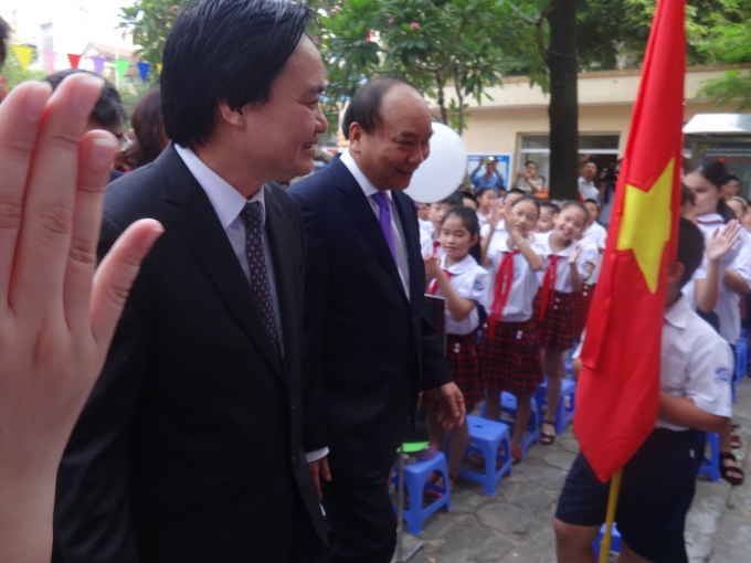 Ghi nhận tại trường Nguyễn Đ&igrave;nh Chiểu, ngay từ rất sớm, khoảng 7h20 ph&uacute;t Thủ tướng Nguyễn Xu&acirc;n Ph&uacute;c đ&atilde; c&oacute; mặt tại trường để dự lễ khai giảng c&ugrave;ng học sinh v&agrave; gi&aacute;o vi&ecirc;n của trường.