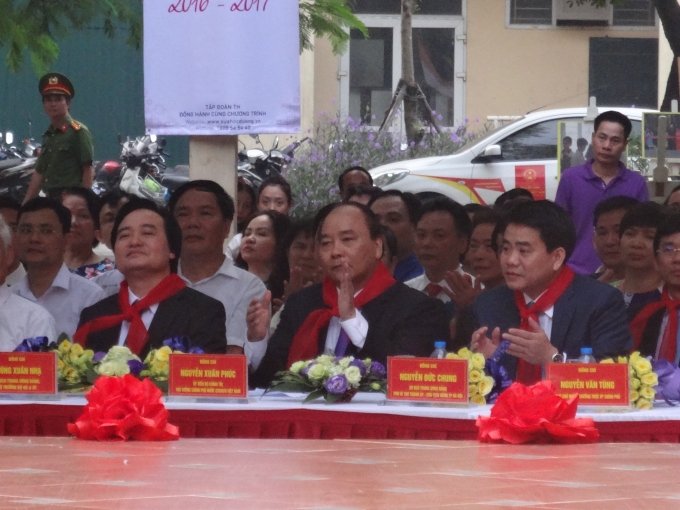 Tới dự lễ khai giảng tại trường c&ograve;n c&oacute; Bộ trưởng Bộ GD&amp;amp;amp;ĐT Ph&ugrave;ng Xu&acirc;n Nhạ.