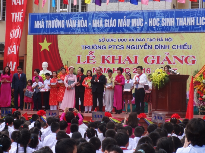 Thủ tướng cũng b&agrave;y tỏ quan điểm đồng t&igrave;nh với&nbsp;Bộ trưởng Gi&aacute;o dục v&agrave; Đ&agrave;o tạo Ph&ugrave;ng Xu&acirc;n Nhạ về việc coi gi&aacute;o vi&ecirc;n l&agrave; nh&acirc;n tố quan trọng nhất trong qu&aacute; tr&igrave;nh đổi mới gi&aacute;o dục.