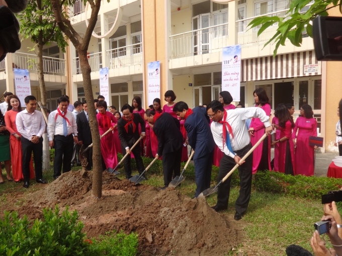 Ngay sau lễ khai giảng năm học mới, Thủ tướng Nguyễn Xu&acirc;n Ph&uacute;c, Bộ trường Bộ GD&amp;amp;amp;ĐT Ph&ugrave;ng Xu&acirc;n Nhạ v&agrave; Chủ tịch UBND TP H&agrave; Nội Nguyễn Đức Chung c&ugrave;ng đại diện l&atilde;nh đạo nh&agrave; trường đ&atilde; trồng c&acirc;y lưu niệm.
