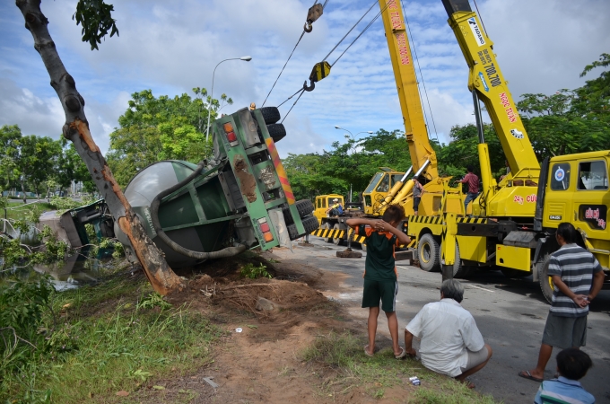 Chiếc xe bồn được k&eacute;o l&ecirc;n từ rạch nước.
