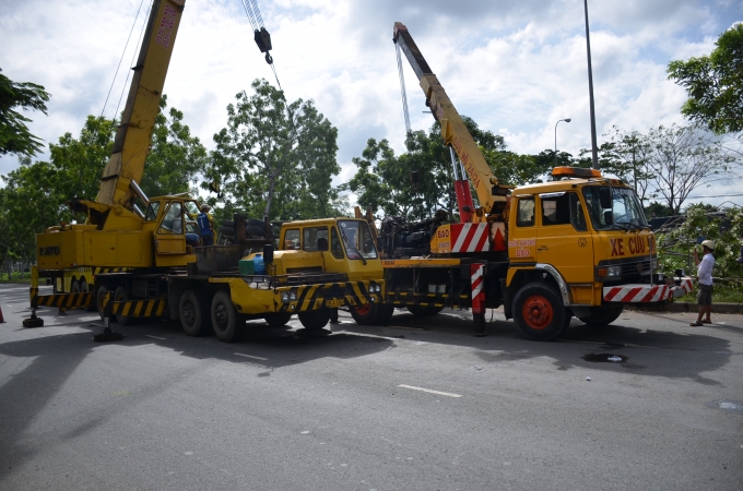 Ba xe cứu hộ mất gần 5 giờ để giải cứu xe bồn.