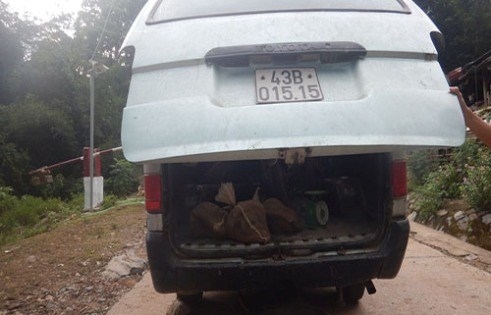 Xe chở 4 c&aacute; thể cầy v&ograve;i tr&aacute;i ph&eacute;p v&agrave; tang vật tr&ecirc;n xe.