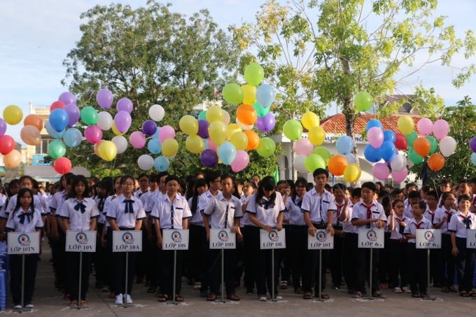 Gi&acirc;y ph&uacute;t trang nghi&ecirc;m chuẩn bị ch&agrave;o đ&oacute;n năm học mới. (Ảnh: Nguy&ecirc;n Ho&agrave;ng)