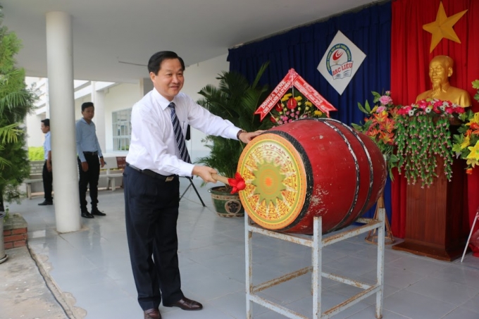&Ocirc;ng L&ecirc; Minh Kh&aacute;i, Ủy vi&ecirc;n Ban chấp h&agrave;nh Trung Ương Đảng, B&iacute; thư Tỉnh ủy đ&aacute;nh trống ch&agrave;o mừng năm học mới. &nbsp;(Ảnh: Nguy&ecirc;n Ho&agrave;ng)