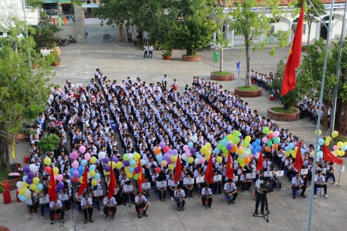 Rất đ&ocirc;ng học sinh đ&atilde; c&oacute; mặt tại trường dự lễ khai giảng. (Ảnh: Nguy&ecirc;n Ho&agrave;ng)