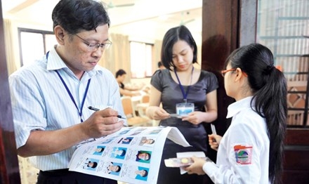 Th&iacute; sinh l&agrave;m thủ tục v&agrave;o ph&ograve;ng thi tại kỳ thi tốt nghiệp THPT quốc gia 2016. Ảnh: Hồng Vĩnh.