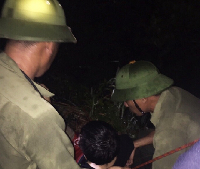 Lực lượng cứu hộ đưa nạn nh&acirc;n ra khỏi khu vực nguy hiểm.