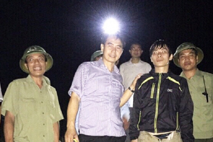 Anh Đắc (&aacute;o đen) sau khi được cứu hộ v&agrave; sơ cứu ban đầu.