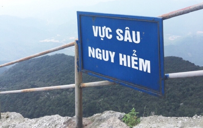 Nhiều du kh&aacute;ch thiếu ch&uacute; &yacute; c&aacute;c điểm nguy hiểm c&oacute; biển b&aacute;o dẫn đến những vụ việc đ&aacute;ng tiếc.